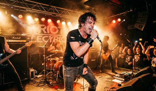 Vocalist singing intensely on stage with band members playing instruments and audience cheering, Distortion Growls Gesunde Techniken
